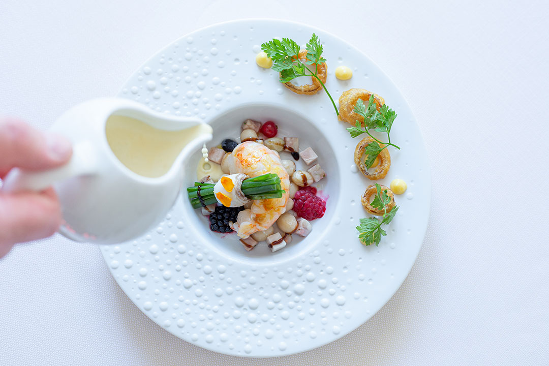 Langoustines, coco de Paimpol, vinaigrette de petits fruits et pied de cochon.