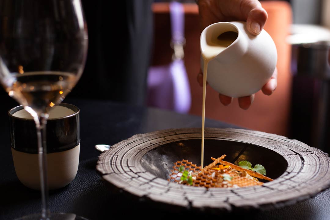 Les mirabelles et miel de nos ruches – Crémeux citron, mousse aérée yaourt et miel, granola, pâte de citron confit, glace au yaourt, sauce lactée miel et citron vert